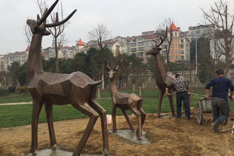 绵阳锻铜抽象鹿雕塑